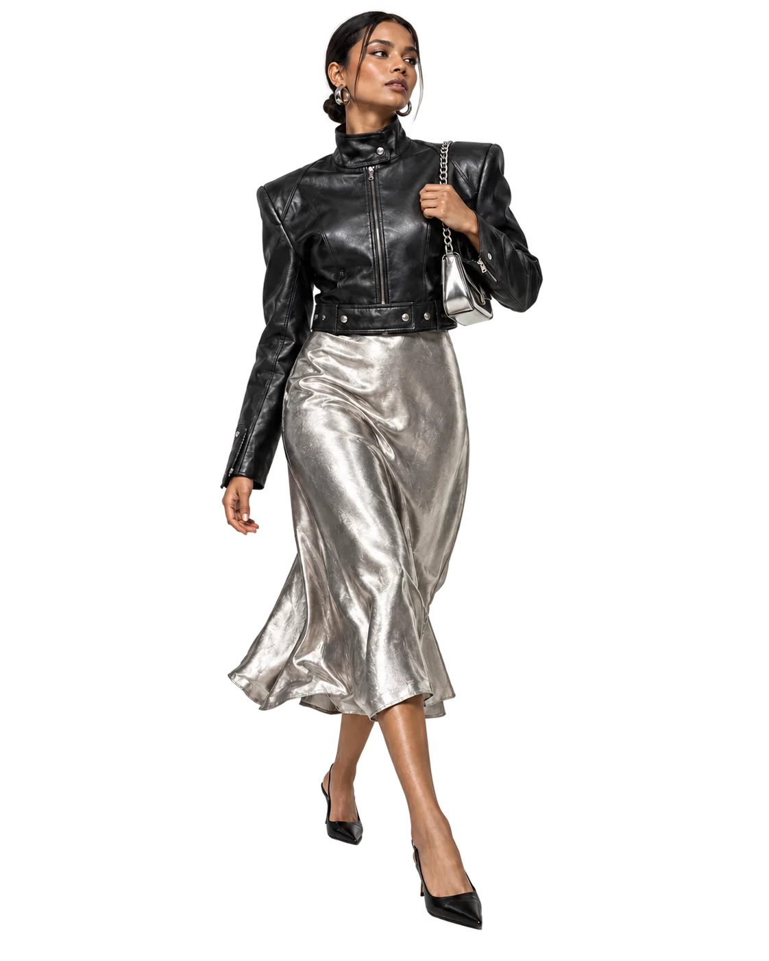 Femme en veste de cuir noire, jupe argentée, escarpins et sac métallisé